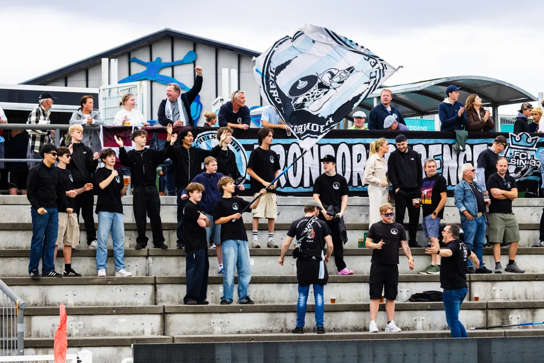 FC Helsingørs fans med flag og bannere på tribunen