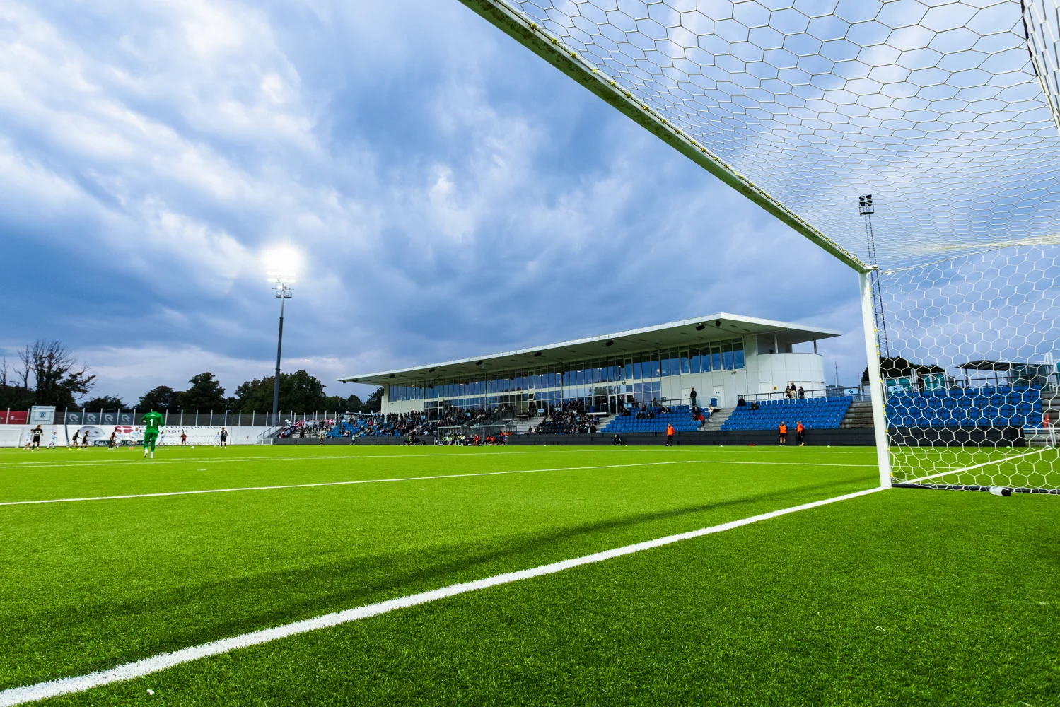 Helsingør Stadion set fra målet med tribunen langs banen
