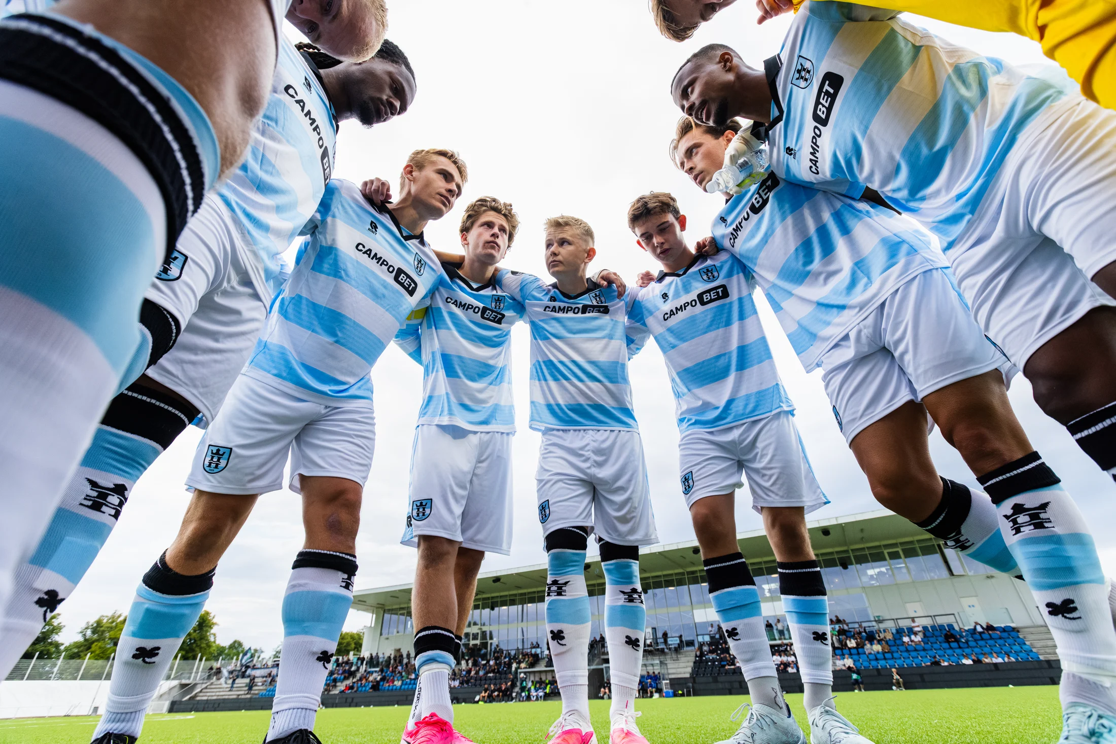 FC Helsingørs spillere samlet i en cirkel før kamp